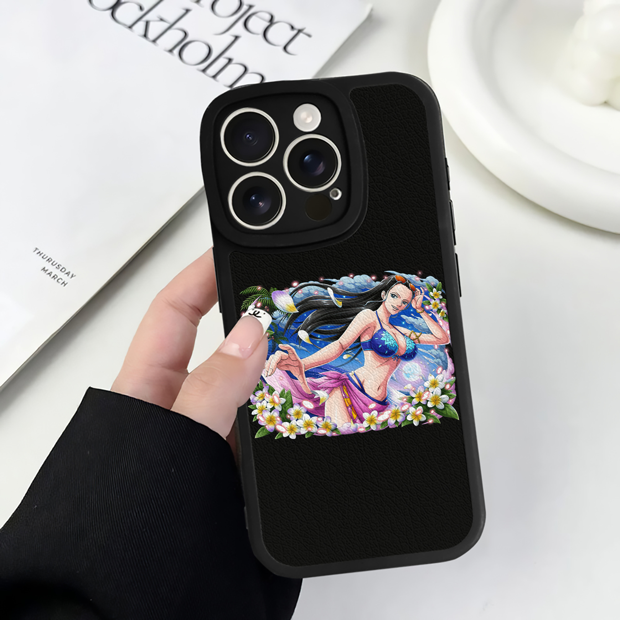（画像用） ワンピース ニコ・ロビン ONE PIECE Nico Robin 【iPhone 16シリーズ対応】シリコンスマホケース（レザー調） 材質：シリコン